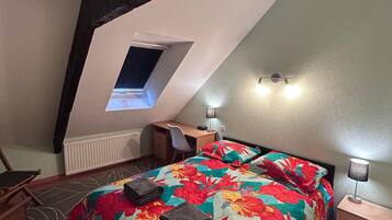 1 slaapkamer, een strijkplank/strijkijzer, wifi, beddengoed