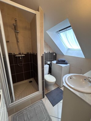 Douche, sĂšche-cheveux, serviettes fournies, papier toilette