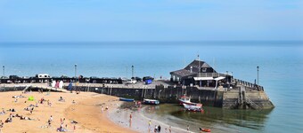 St Augustine’s Family Seaside Retreat - Private Parking - Westgate-On-Sea