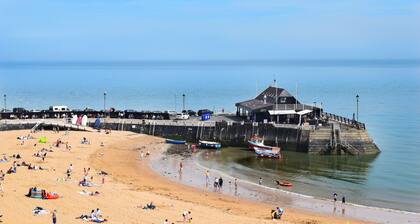 St Augustine’s Family Seaside Retreat - Private Parking - Westgate-On-Sea
