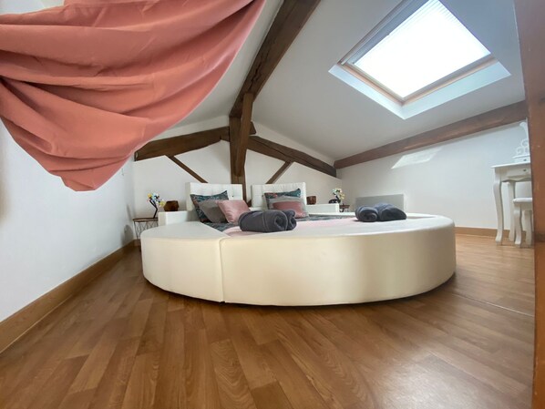 1 slaapkamer, een strijkplank/strijkijzer, wifi, beddengoed