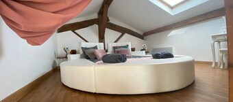 My Love Room with private whirlpool & romantic decor by BoookingFuté