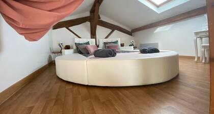 My Love Room with private whirlpool & romantic decor by BoookingFuté