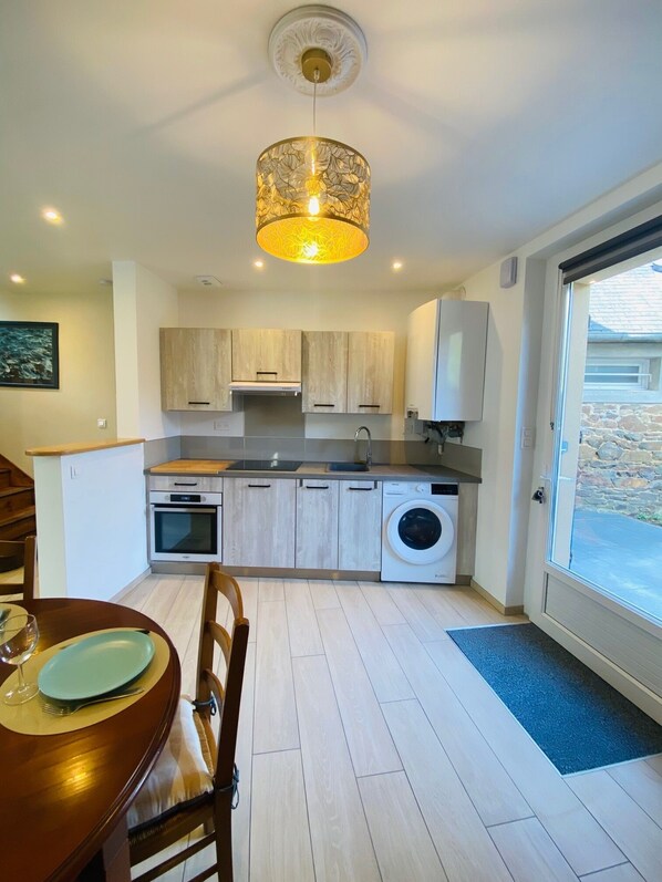 Kühlschrank, Mikrowelle, Ofen, Herdplatte