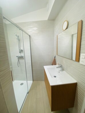 Ducha, secador de pelo, toallas, shampoo