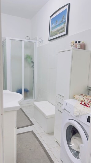 Dusche, Haartrockner, Bidet, Handtücher