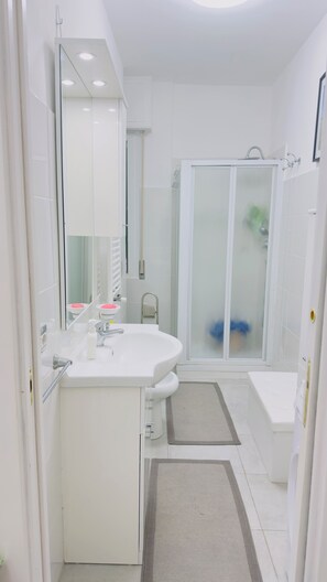 Bruser, hårtørrer, bidet, håndklæder