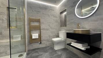 Chuveiro, chuveiro com efeito de chuva, produtos de toalete grátis