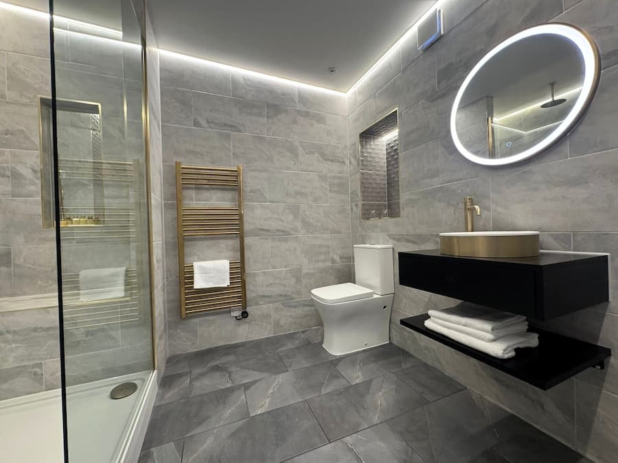 Shower, rainfall showerhead, free toiletries, hair dryer