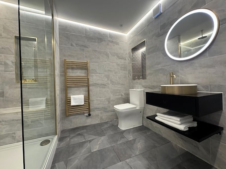 Shower, rainfall showerhead, free toiletries, hair dryer. Above hotels
