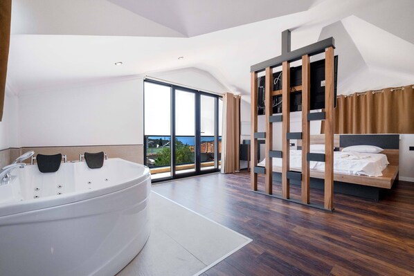 4 bedrooms, iron/ironing board, WiFi