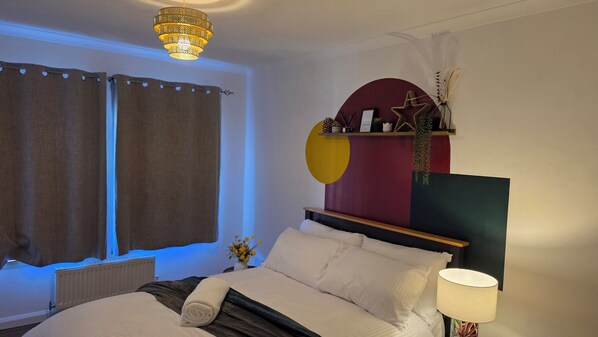 2 bedrooms, iron/ironing board, free WiFi, bed sheets - Discount for Long Stay. Close to Edinburgh! For Families, Contractors, Corporate (Livingston)