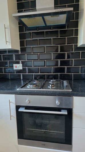 Fridge, microwave, oven, stovetop - Discount for Long Stay. Close to Edinburgh! For Families, Contractors, Corporate (Livingston)