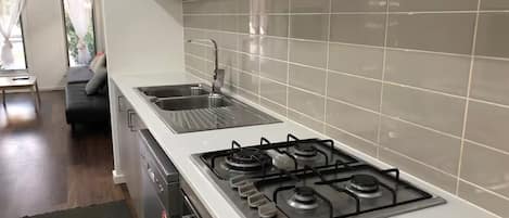 Micro-ondes, plaque de cuisson, lave-vaisselle