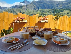 Free daily buffet breakfast - Case Nyala (Cilaos)