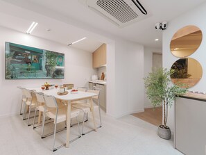 Mini réfrigérateur, micro-ondes, machine à expresso, grille-pain