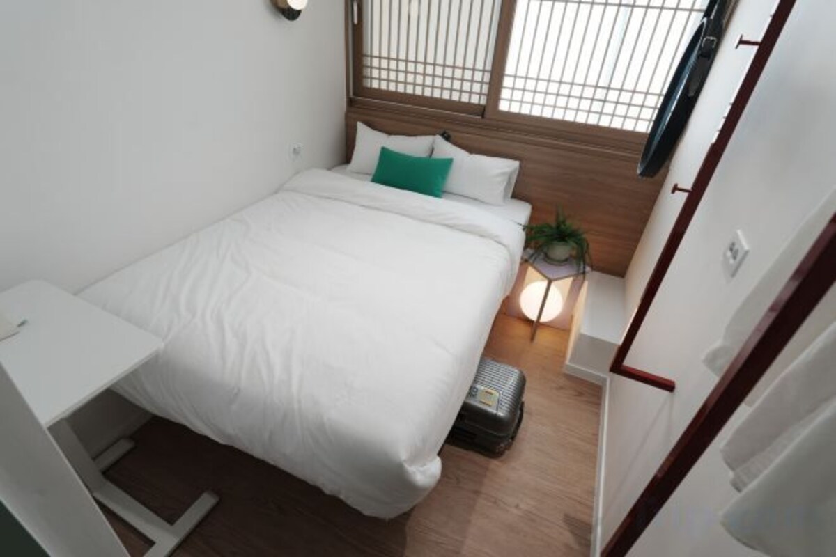 Premium bedding, pillowtop beds, laptop workspace, WiFi (free)