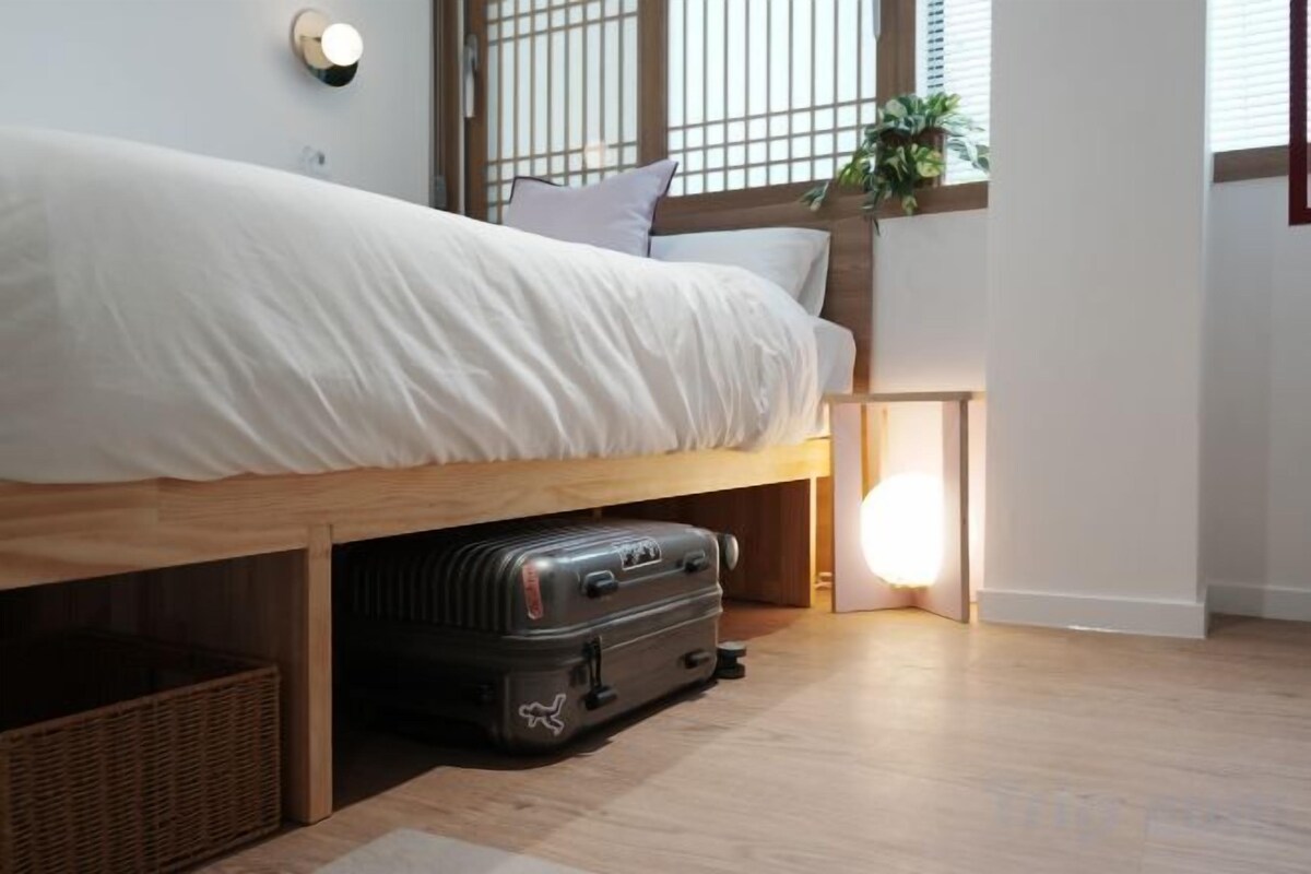 Premium bedding, pillowtop beds, laptop workspace, WiFi (free)