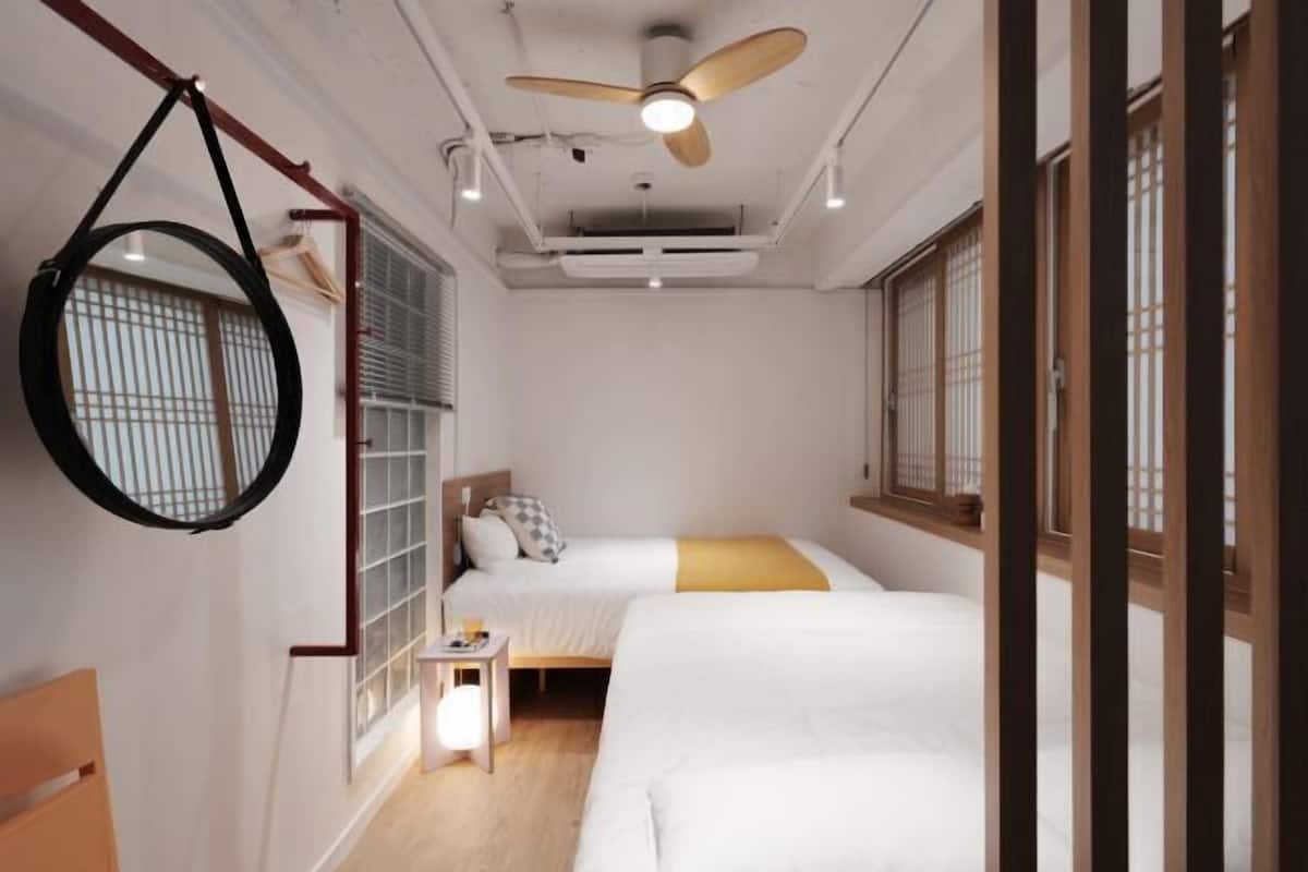 Literie de qualité, lit avec matelas à plateau-coussin