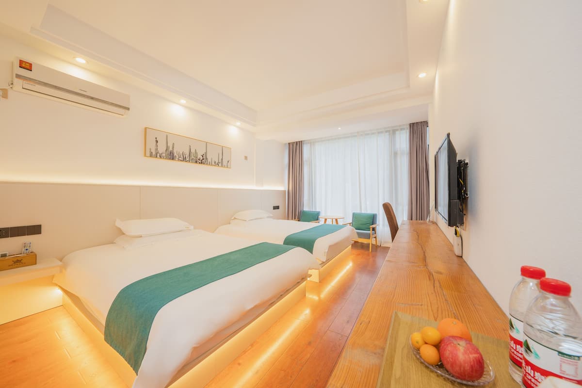 Classic Double Room, Mountain View | Meja, ruang kerja komputer riba, Wi-fi percuma, cadar katil