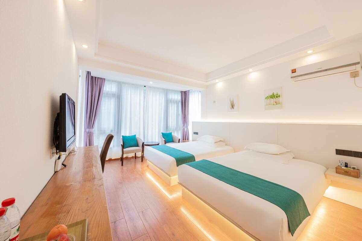 Classic Room, Mountain View | Meja, ruang kerja komputer riba, Wi-fi percuma, cadar katil