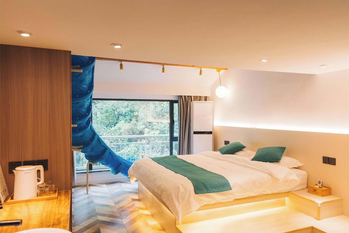 Senior Twin Room, Mountain View | Meja, ruang kerja komputer riba, Wi-fi percuma, cadar katil