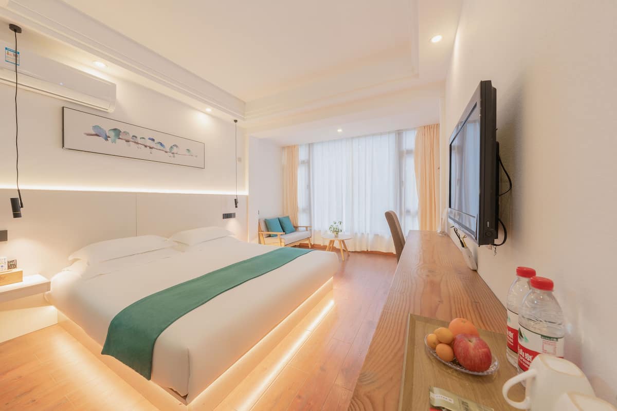 Basic Room, Mountain View | Meja, ruang kerja komputer riba, Wi-fi percuma, cadar katil