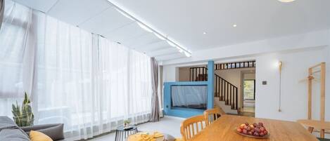 Signature Twin Room, Mountain View | Desk, laptop workspace, free WiFi, bed sheets