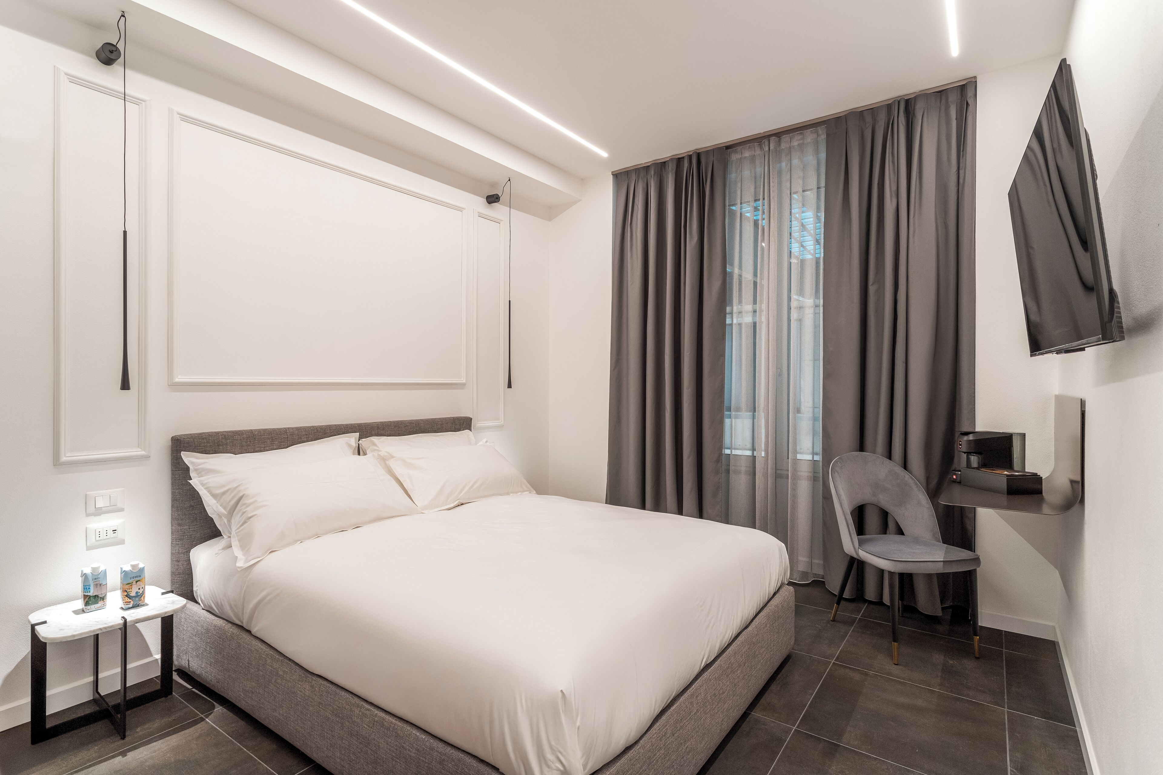 Zimmersafe, laptopgeeigneter Arbeitsplatz, Verdunkelungsvorhänge