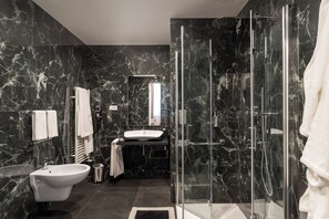 Deluxe driepersoonskamer, niet-roken | Badkamer | Een douche, een haardroger, pantoffels, handdoeken