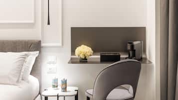 Classic Double Room, Non Smoking | Living area