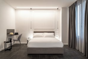 Deluxe driepersoonskamer, niet-roken | Een kluis op de kamer, een laptopwerkplek, verduisterende gordijnen