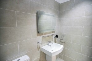 Shower, towels, soap, toilet paper -   Family friendly, perfect for get togethers, games night (Ogbodjo)