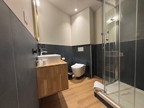 Comfort Twin Room, City View | Bathroom