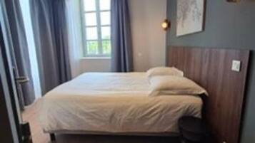 Comfort tvåbäddsrum - utsikt mot hamnen | Värdeförvaringsskåp på rummet och mörkläggningsgardiner