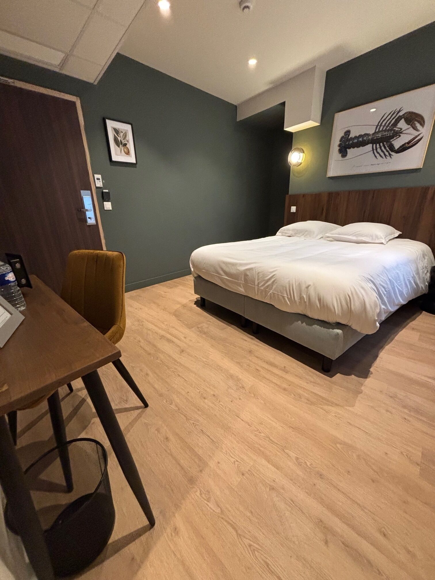 Habitación de hotel moderna con cama, escritorio y silla.