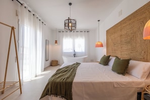 4 bedrooms, iron/ironing board, free WiFi, bed sheets