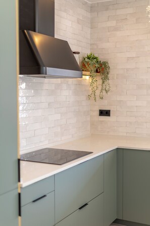 Geladeira, micro-ondas, fogão, cooktop