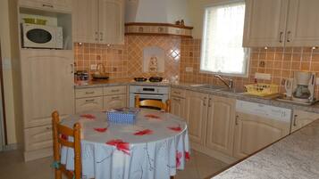 Réfrigérateur, micro-ondes, four, lave-vaisselle