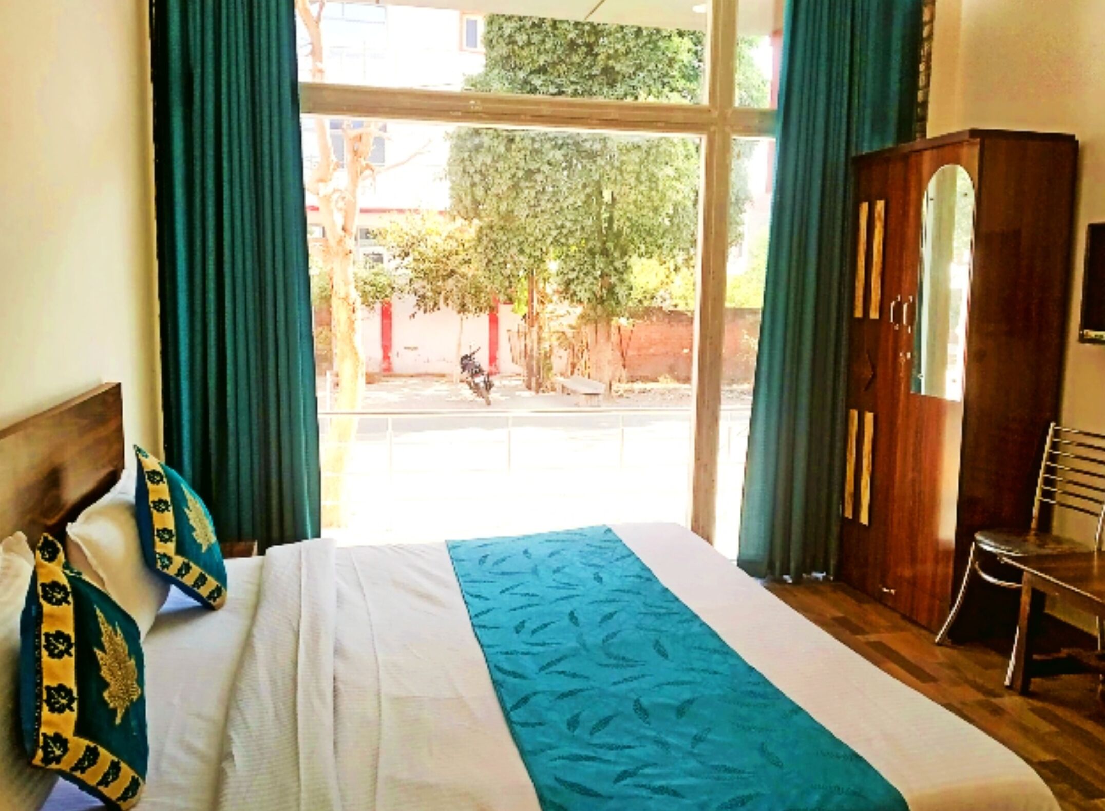 Deluxe Double Room, City View | Desk, laptop workspace, soundproofing, bed sheets