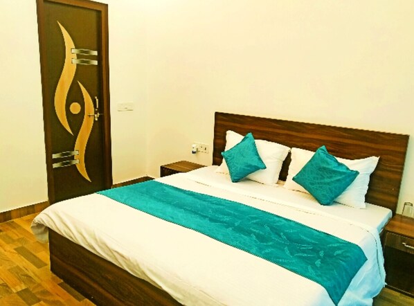 Escritorio y espacio para trabajar con laptop 