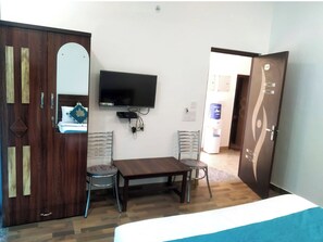 Habitació doble Deluxe, vistes a la ciutat | Escriptori i espai de treball apte per a portàtils 