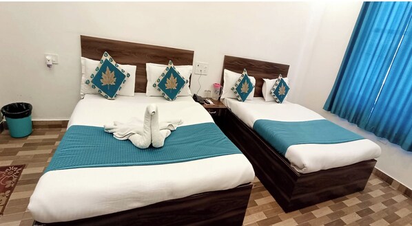 Family Studio, City View | Desk, laptop workspace, soundproofing, bed sheets