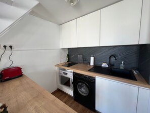 Réfrigérateur, micro-ondes, plaque de cuisson, cafetière/bouilloire