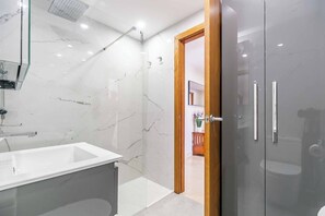 Dusche, Haartrockner, HandtĂŒcher, Seife