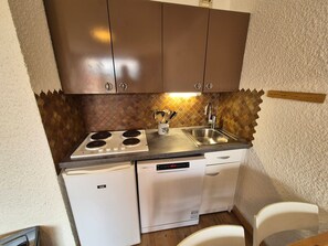 冷蔵庫、電子レンジ、オーブン、食器洗い機