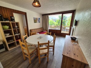 Dining - 2-room apartment, south balcony, ski-in-ski-out, pets allowed (Les Deux Alpes)
