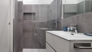 アパートメント (1 Bedroom) | バスルーム | シャワー、ビデ