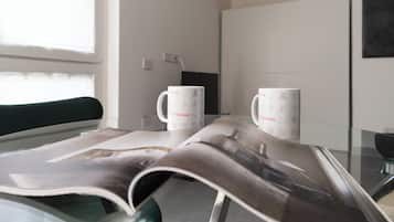 Apartamento (1 Bedroom) | Zona de estar | Una televisión