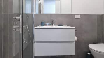 Apartment (1 Bedroom) | Badezimmer | Dusche, Bidet